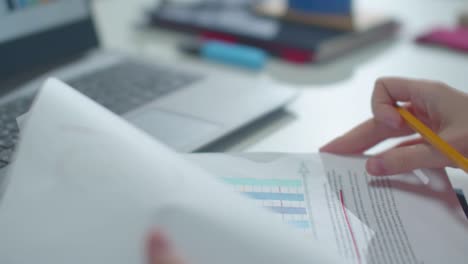 el empleado ve los documentos y introduce los datos en una computadora