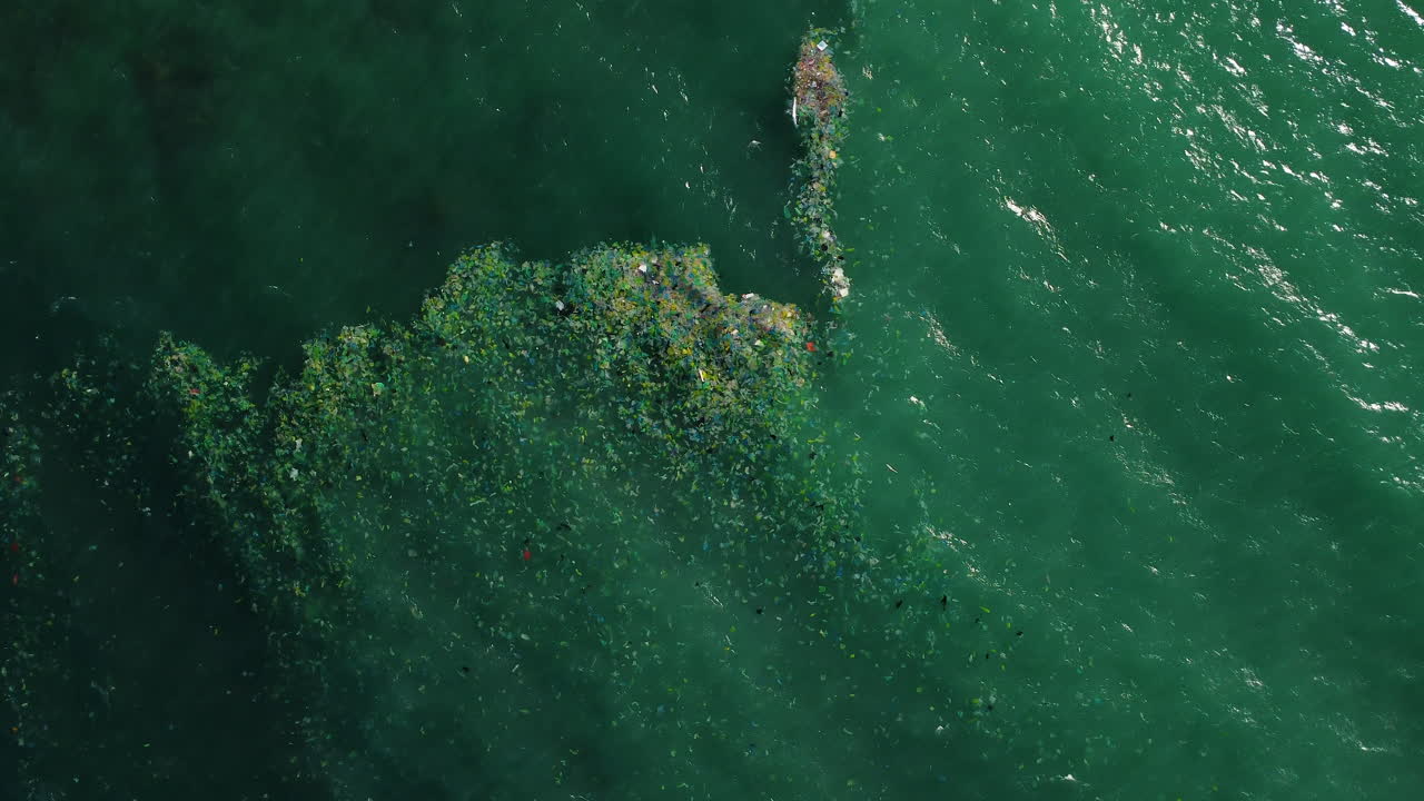 Paesaggio marino con sacchetti di plastica usa e getta che galleggiano nell'oceano.