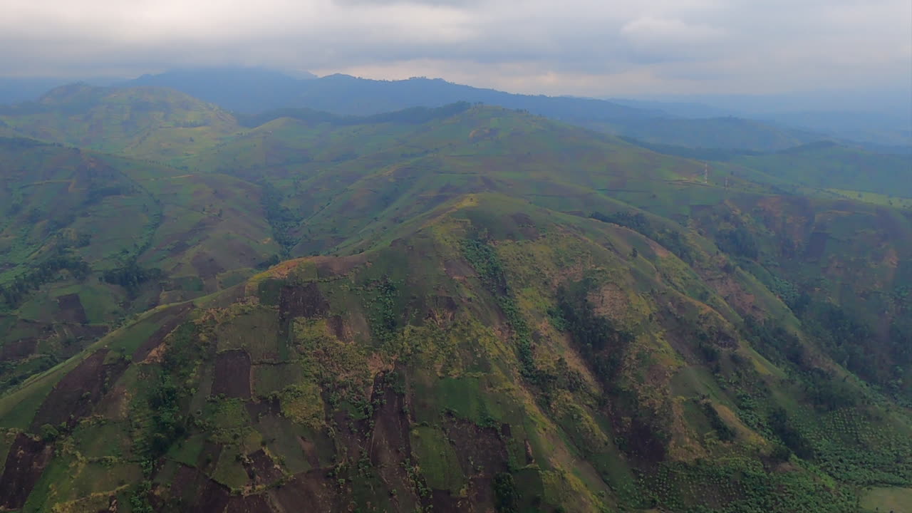 mosaico de parcelas de campo agrícola en colinas empinadas en congo