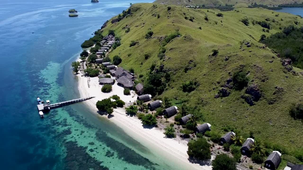 Endonezya'daki Pulau Sebayur adasında yer alan Komodo tatil köyü, berrak mercan resifi plajı ile, havadan yükselen pedestal çekim