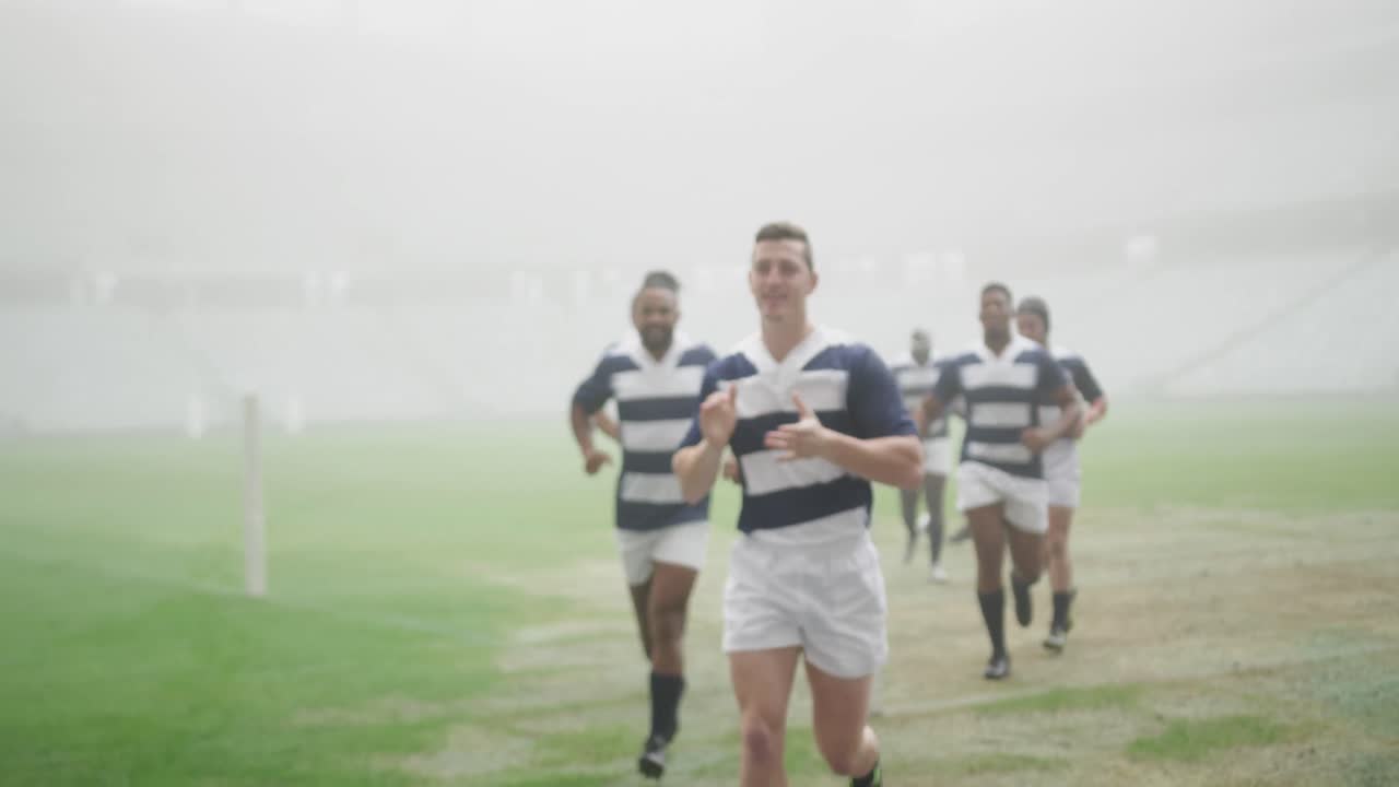 스타디움에서 뛰는 남자 럭비 선수 4k