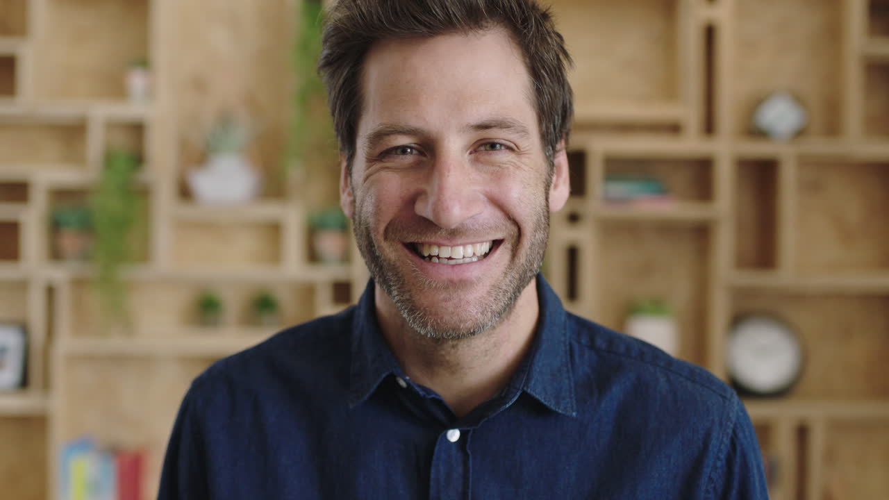 retrato en primer plano de un hombre de negocios profesional comenzando a reír feliz optimista dueño de un negocio