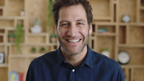 retrato en primer plano de un hombre de negocios profesional comenzando a reír feliz optimista dueño de un negocio