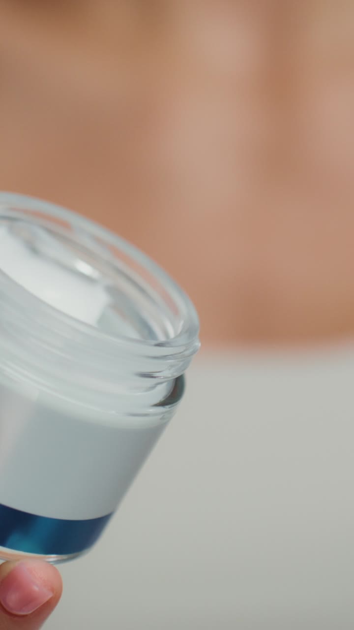 Mujer sosteniendo un bote de crema