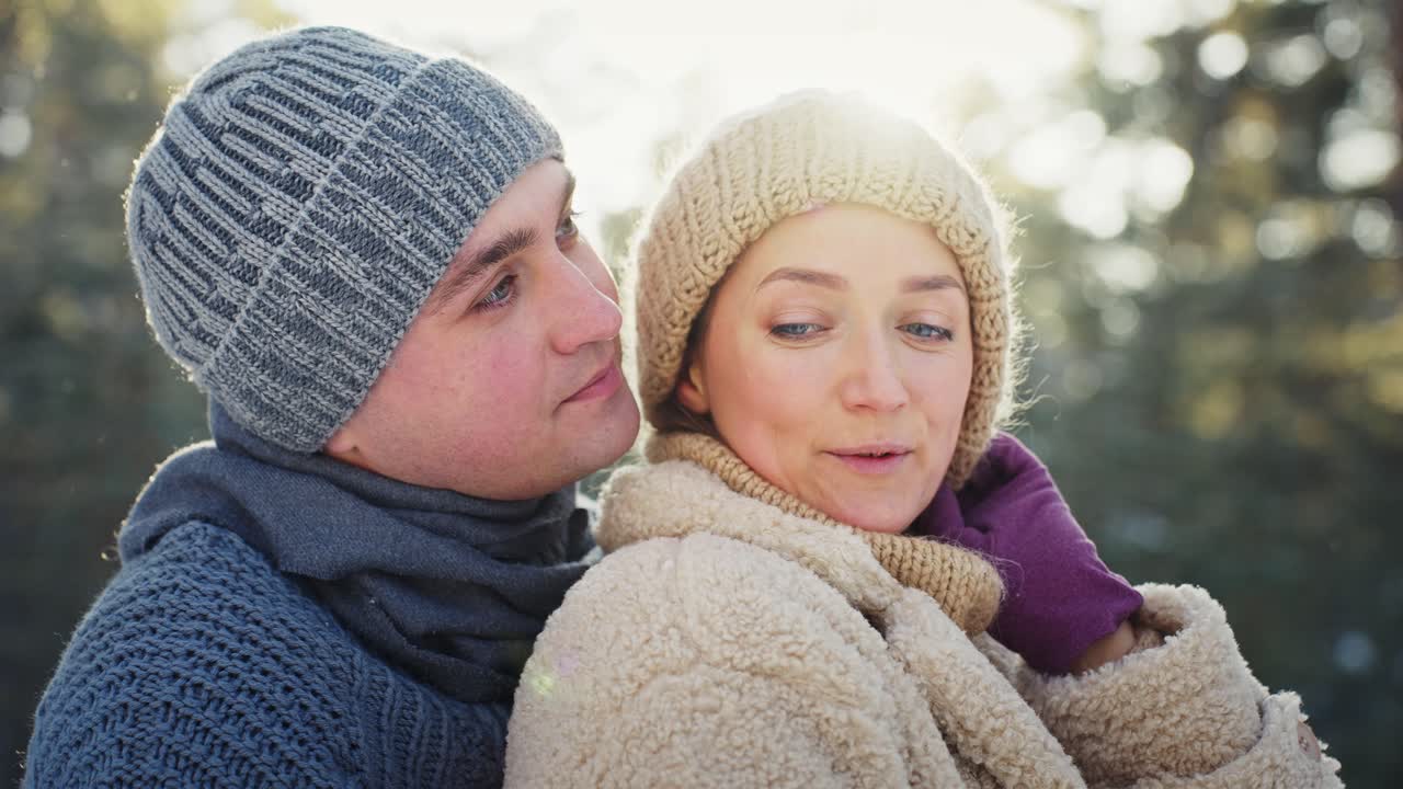una pareja disfrutando de un día de invierno.