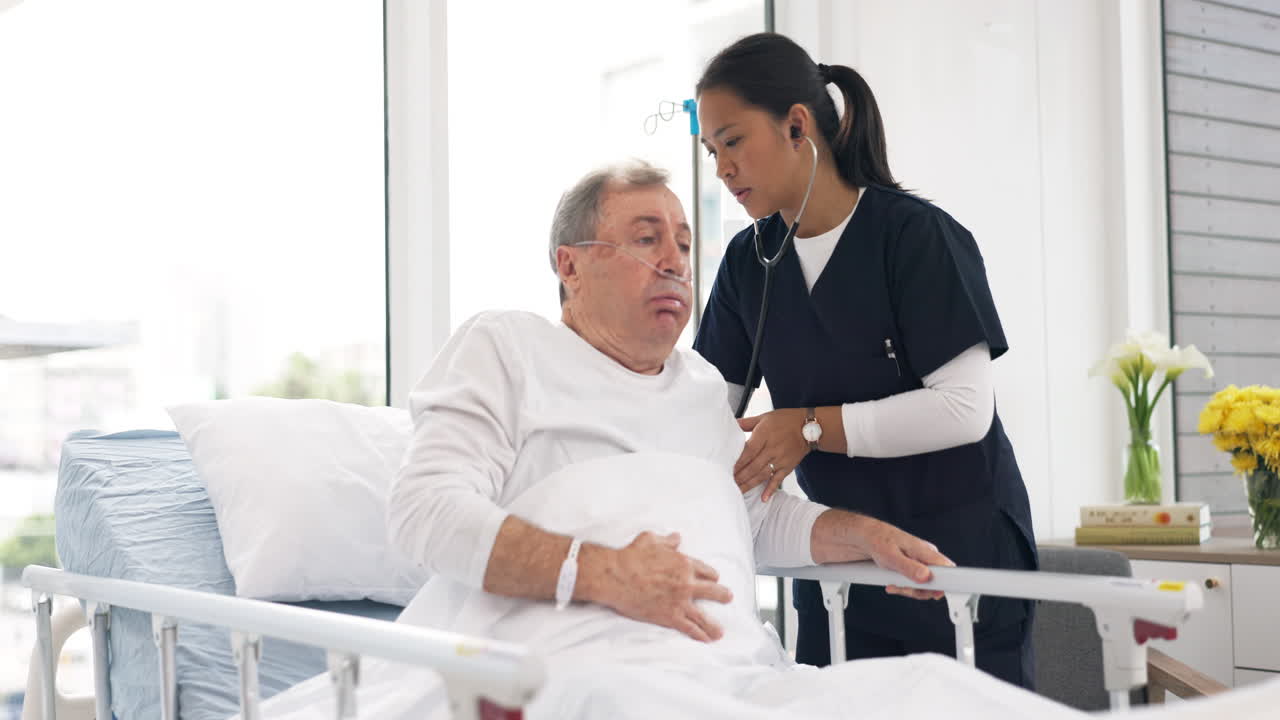 hombre mayor, estetoscopio o enfermera chequeo médico