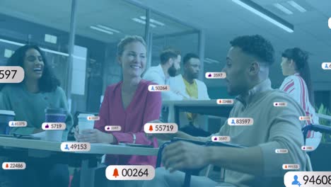 Animation-Von-Social-Media-Symbolen-Mit-Zahlen-über-Verschiedene-Geschäftsleute,-Die-Sich-Im-Büro-Treffen