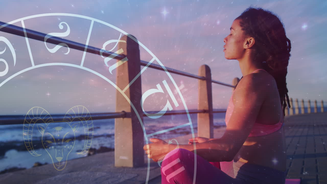 círculo de horóscopo y estrellas contra afroamericana mujer en forma meditando en el paseo marítimo
