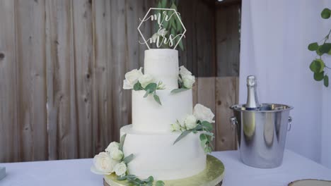 beautiful three tier wedding cake