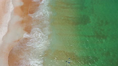 Olas-En-La-Costa-De-Una-Playa-Del-Océano-Atlántico