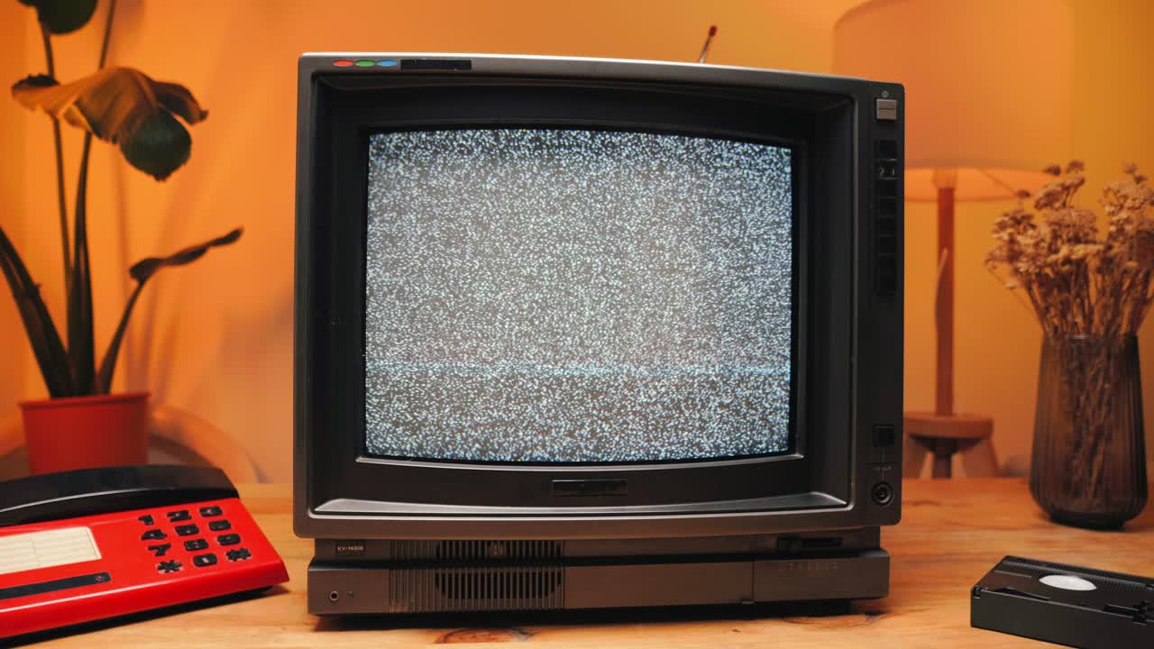 tv retro, televisión vintage en una configuración nostálgica, una tv retro muestra grano en la pantalla, dispositivo aterrador de la noche de halloween bueno para la llave de croma y la pantalla verde. imágenes de alta calidad 4k