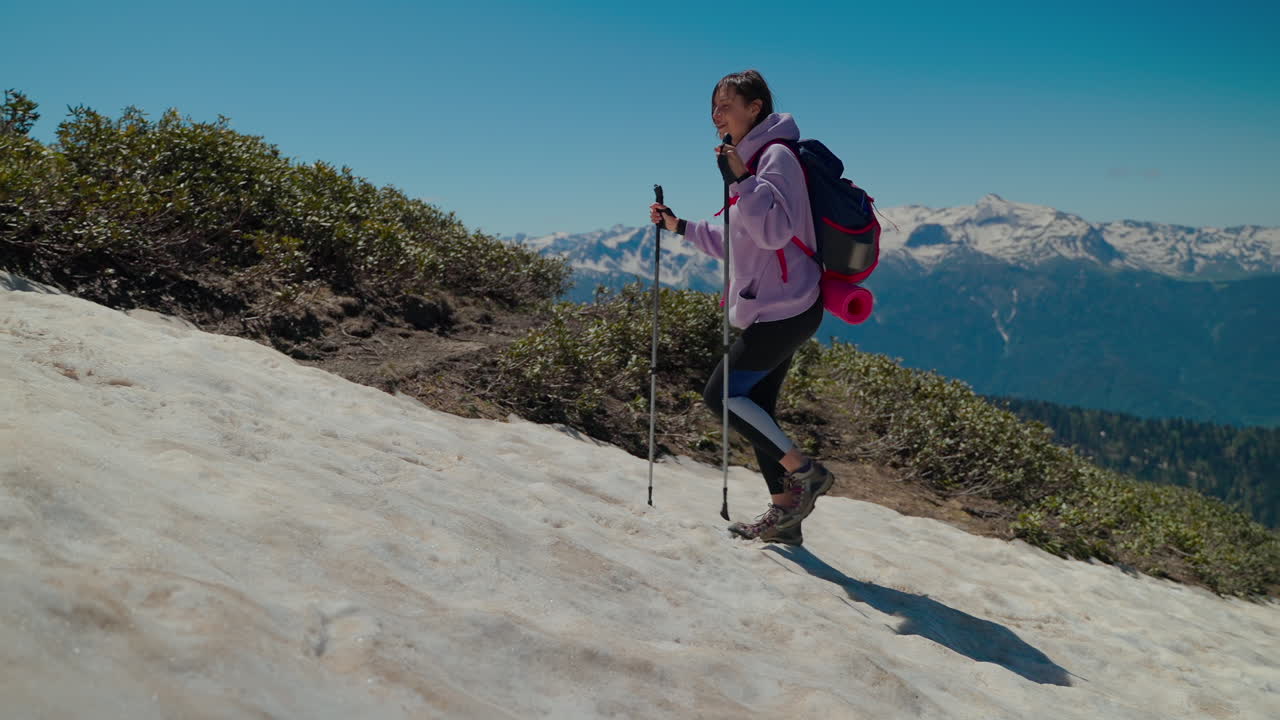 눈 인 산 에서 산책 하는 여자