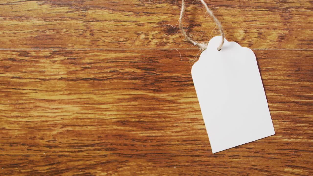 video di etichetta regalo bianca con spazio di copia e corda su sfondo di legno