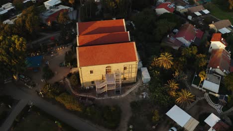 Kleines-Dorf-Bei-Sonnenuntergang-4K-Luftdrohne-Im-Norden-Israels