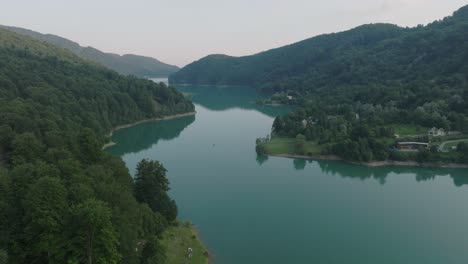 Naturaleza-Escénica-Con-Reflejos-Forestales-En-El-Río-De-Doftana-En-El-Condado-De-Prahova,-Muntenia,-Rumania