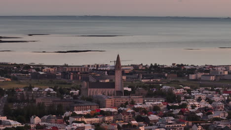 Toma-Aérea-Del-Atardecer-De-La-Iglesia-De-Hallgrímskirkja-En-Islandia