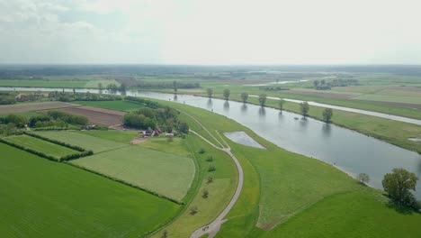 Vista-Aérea-De-Drones-Del-Hermoso-Paisaje-Cerca-Del-Río-En-Los-Países-Bajos