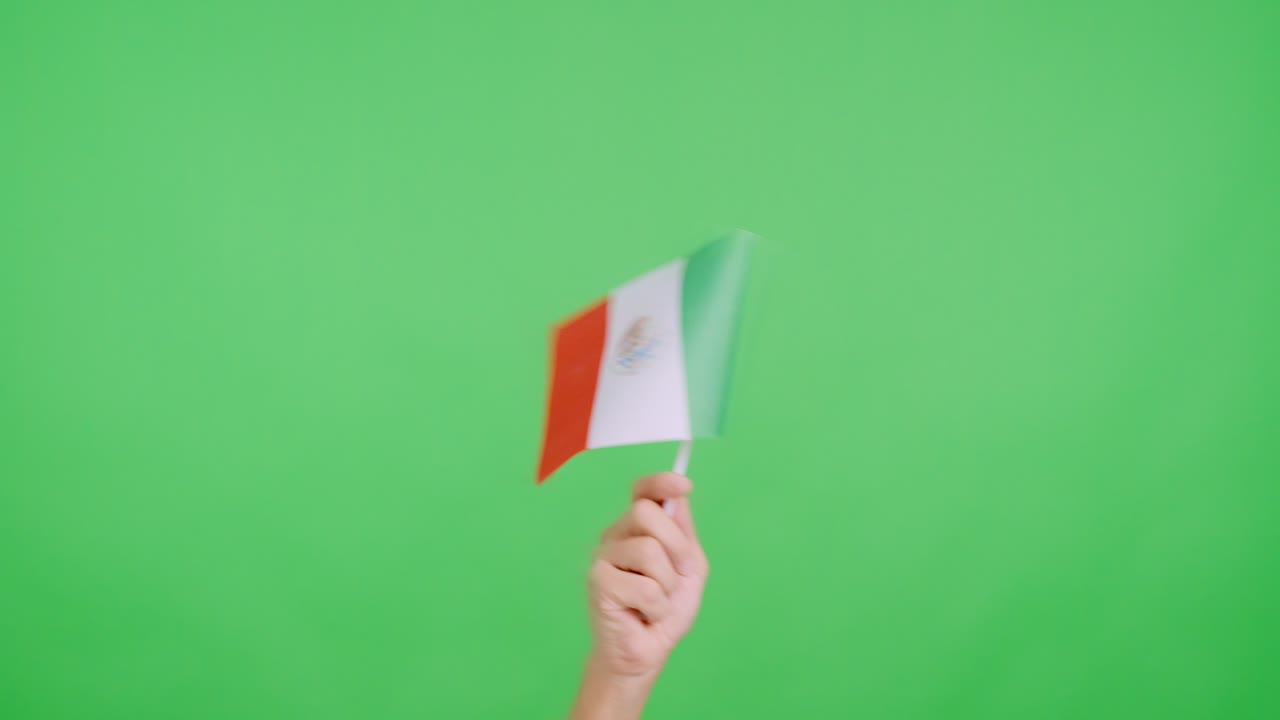 Mano che agita un gagliardetto con la bandiera nazionale messicana