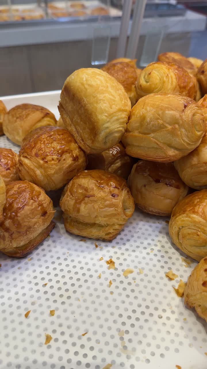 Pila di pasticcini Pain au Chocolat dorati