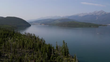 4k imágenes aéreas de drones sobre el lago dillon cerca de sapphire point keystone breckenridge colorado montañas rocosas verano