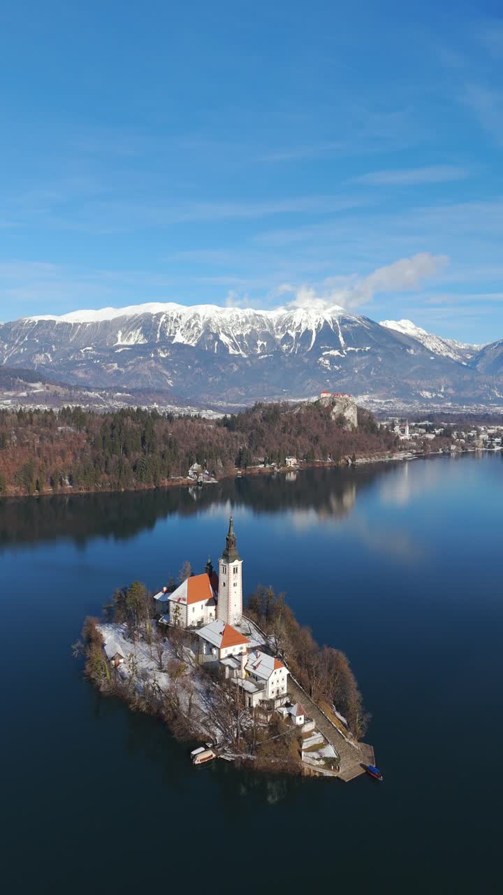 Kış dağları arkada kalmış, Slovenya Bled Gölü. Dikey hava çekimi