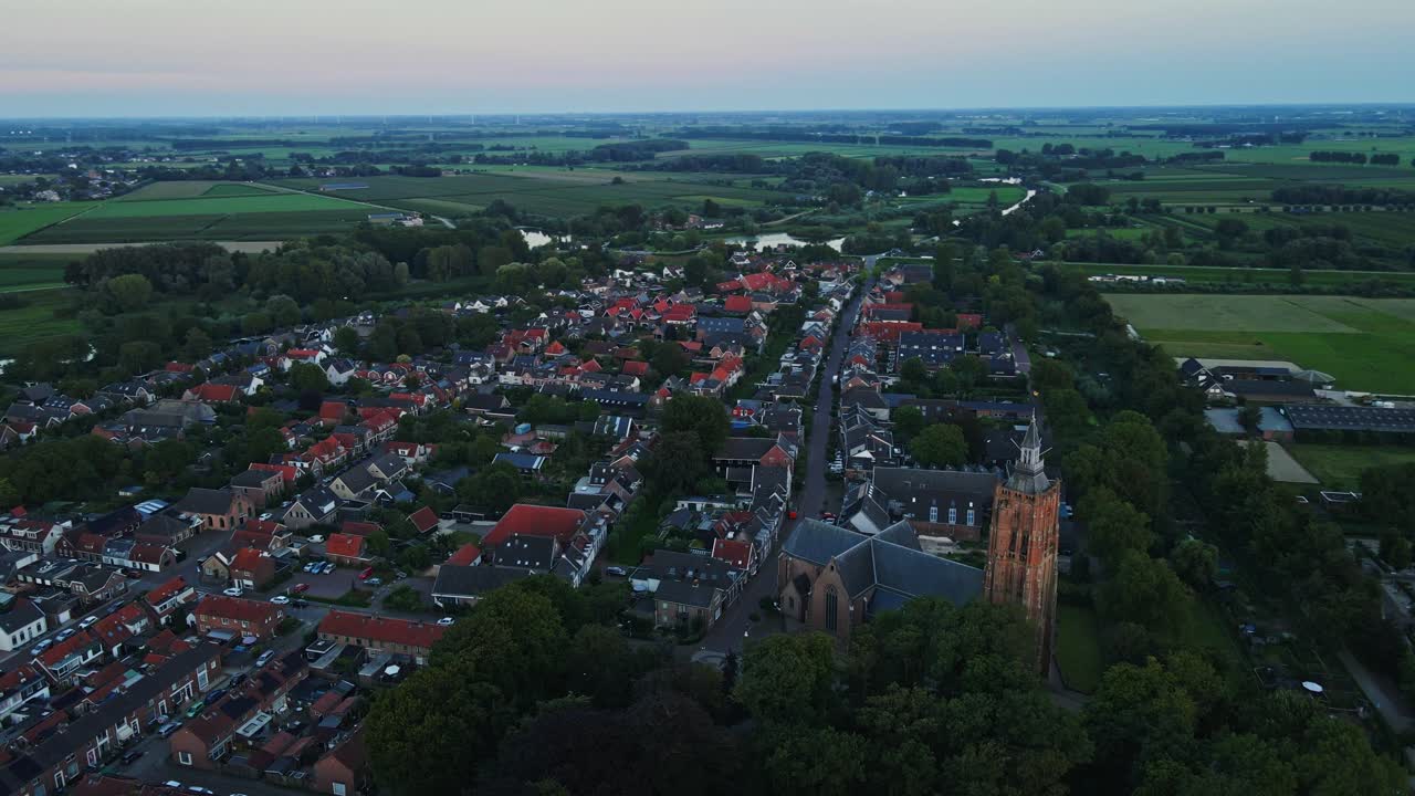 hermosa imagen aérea de una ciudad histórica en los países bajos al atardecer en verano