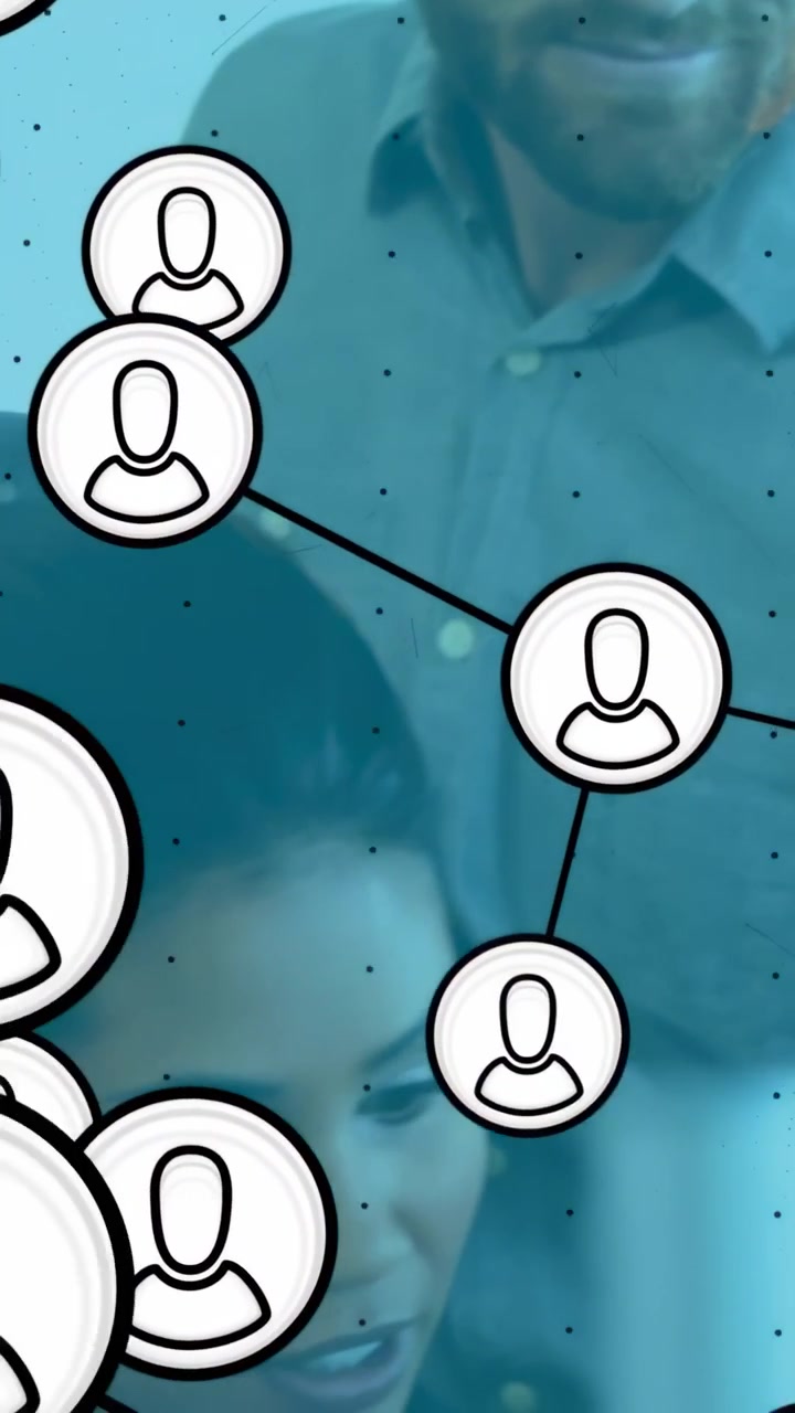 Vertikal video: Avatar-overlay svæver og afslører hovedpersonen, mens en kollega justerer håret og hjælper med kontorarbejde.