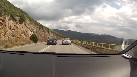 conduciendo por la autopista en grecia entre ioannina y patra en un día de verano