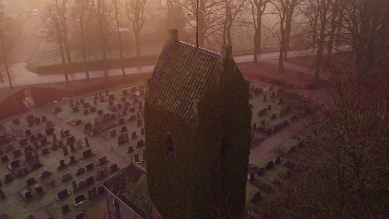 Solopgang over Eastermars Groene Toren kirke, tåget kirkegård gløder