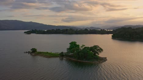 vista aérea de la isla tropical en el río yuna durante el atardecer con nubes en la república dominicana