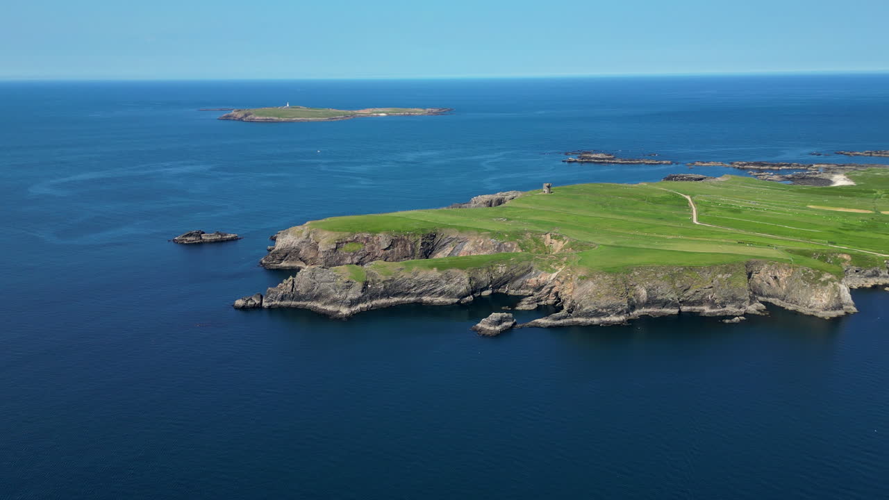 아일랜드 도네갈의 해안선을 지나가는 비행