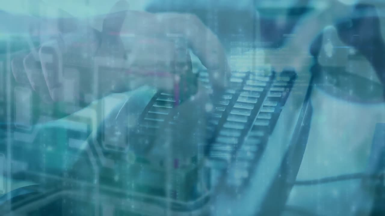 animación de la red de conexiones a través de la persona que escribe en el teclado de la computadora