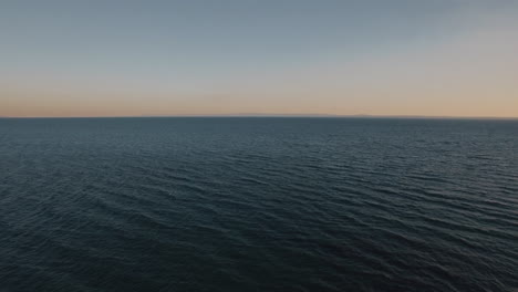 Paisaje-Acuático-Con-Mar-Azul-Profundo-Al-Atardecer