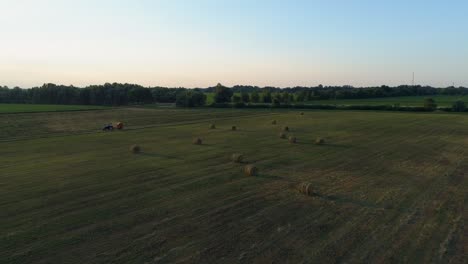 vista aérea balas de heno en el campo agrícola en verano al atardecer, pajar