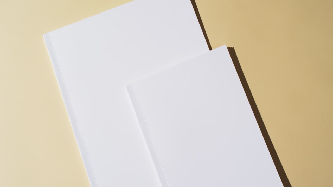 video de libros con páginas blancas y espacio de copia en fondo amarillo