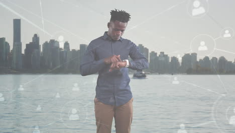 animación de un empresario afroamericano que usa un reloj inteligente sobre el paisaje urbano