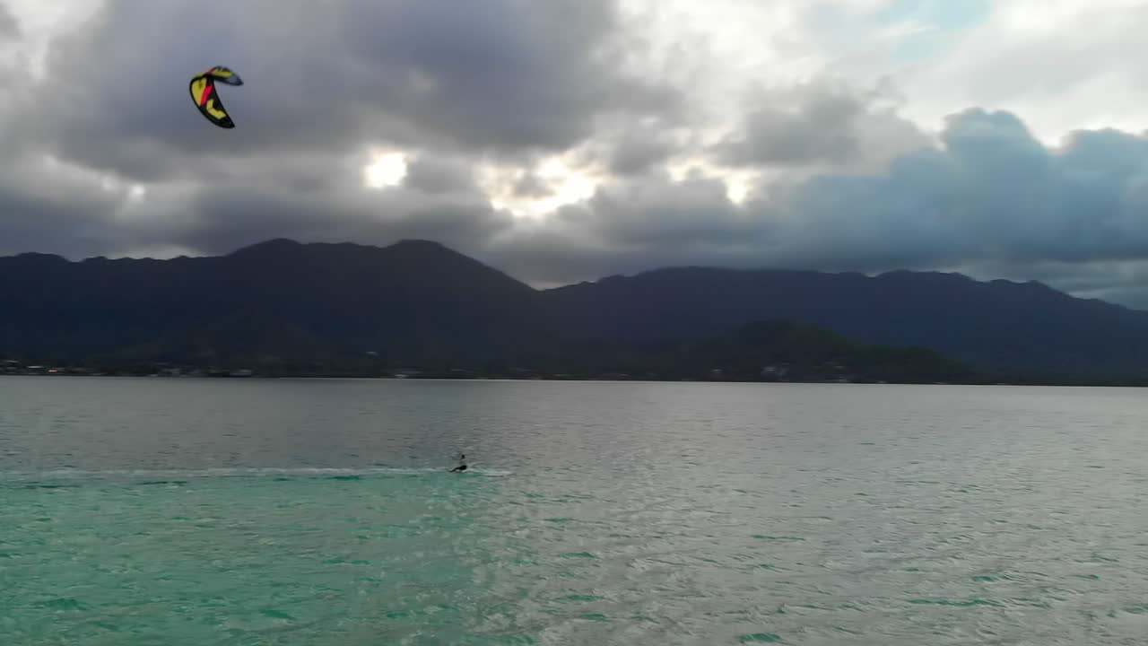 kaneohe 베이에서 카이트 보더의 공중