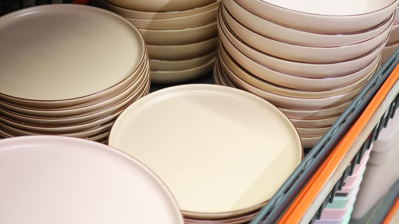 디스플레이 케이스에 쌓인 판