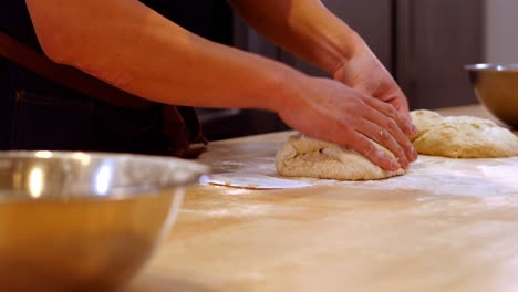 Chef-Preparando-Masa-En-La-Mesa