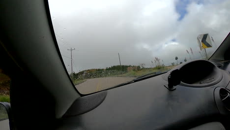 disparo de seguimiento de la conducción del coche en la carretera de asfalto