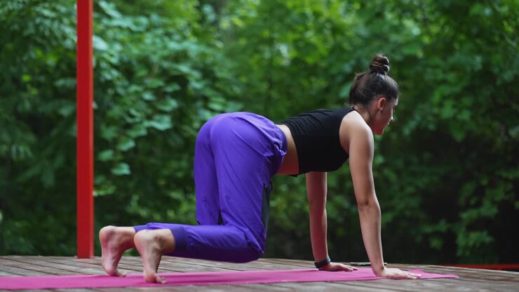 Donna che fa yoga all'aperto