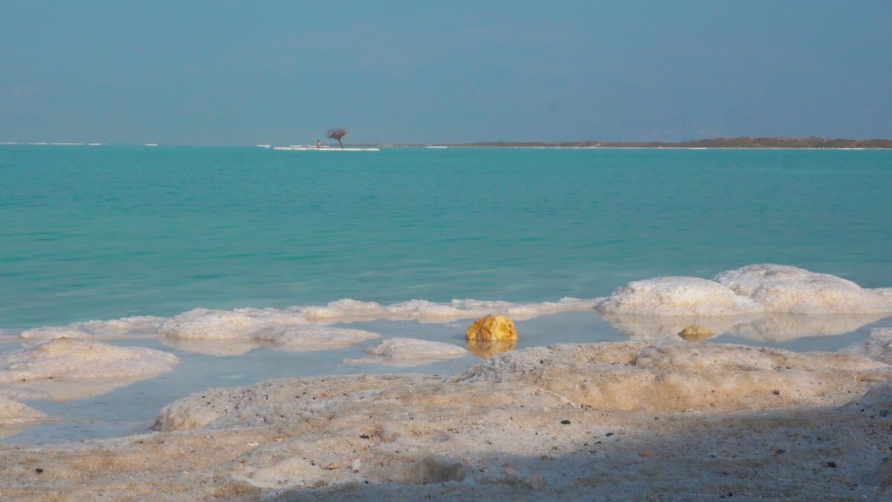 죽은 바다 스카이 라인 장면: 소금 해변과 섬