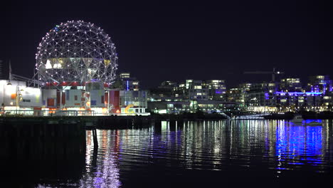 panoramización en false creek en la noche donde las luces del edificio se reflejan en el agua