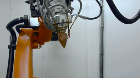 cabezal láser robótico para metalurgia en laboratorio de ingeniería