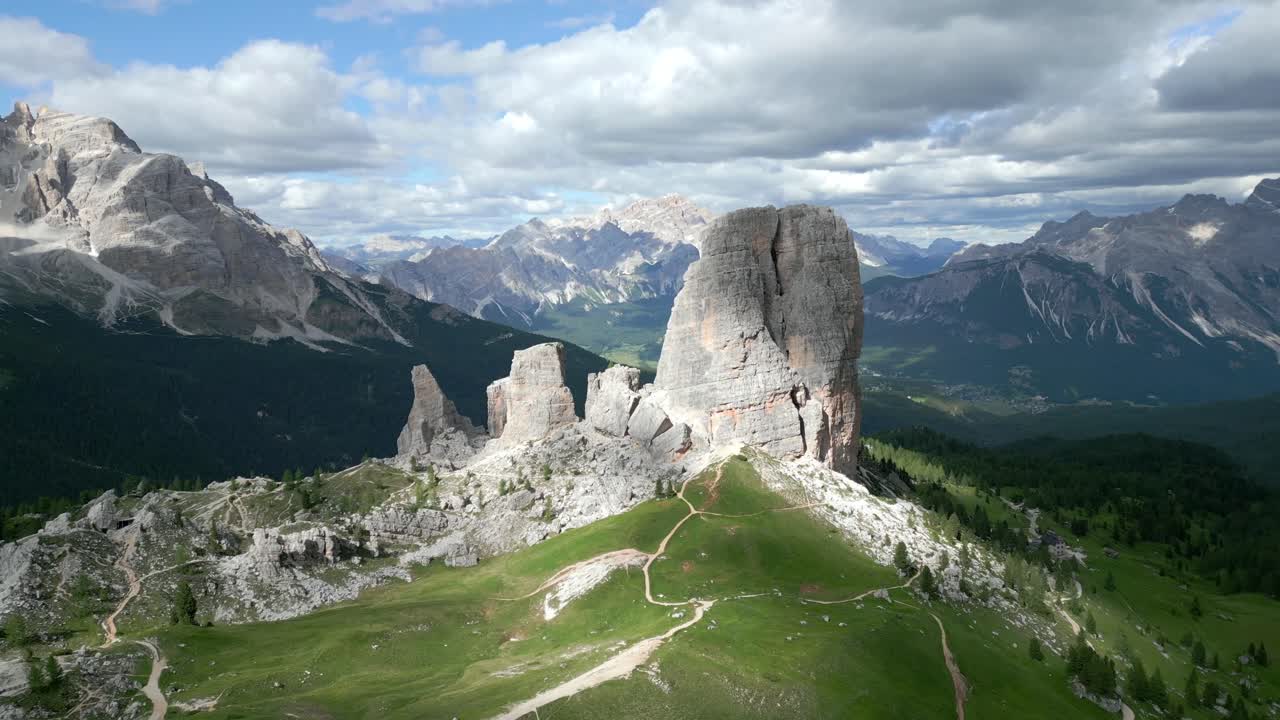 tomada de órbita de la formación única de 5 torres de dolomitas en cortina, italia