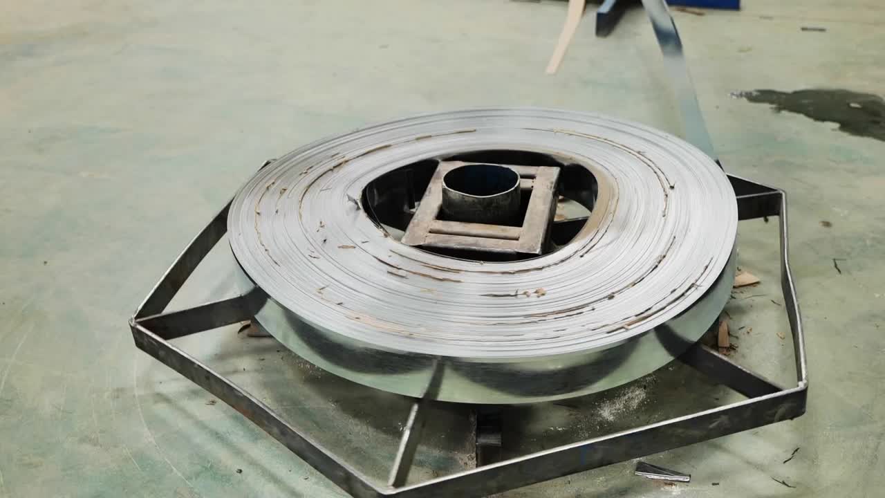 금속 리본 롤이 생산을 위해 프레스 기계에 공급됩니다.