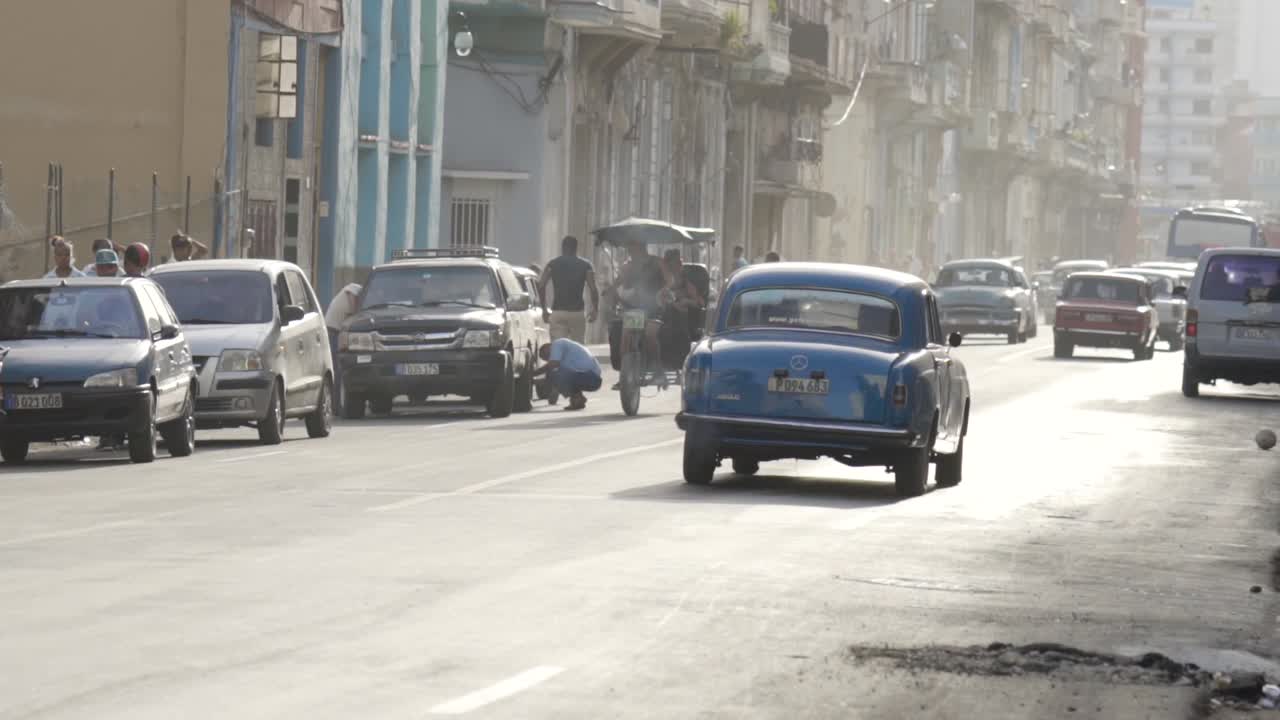 빈티지 자동차 와 릭샤 를 가진 하바나 거리 장면