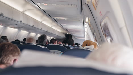 interior del avión con pasajeros