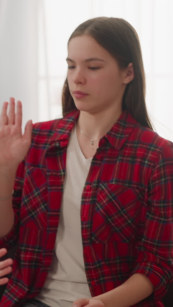 la niña le da cinco a la hermana mayor después de terminar con éxito los huevos decorando para la pascua en la sala de estar en cámara lenta.