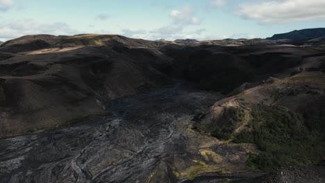 thorsmörk aéreo lecho de río glacial en cadenas montañosas, volando sobre el famoso parque nacional islandés paisaje histórico
